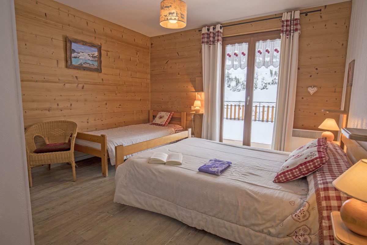 Gîte La Grande Casse — chambre 1, lit double et lit simple