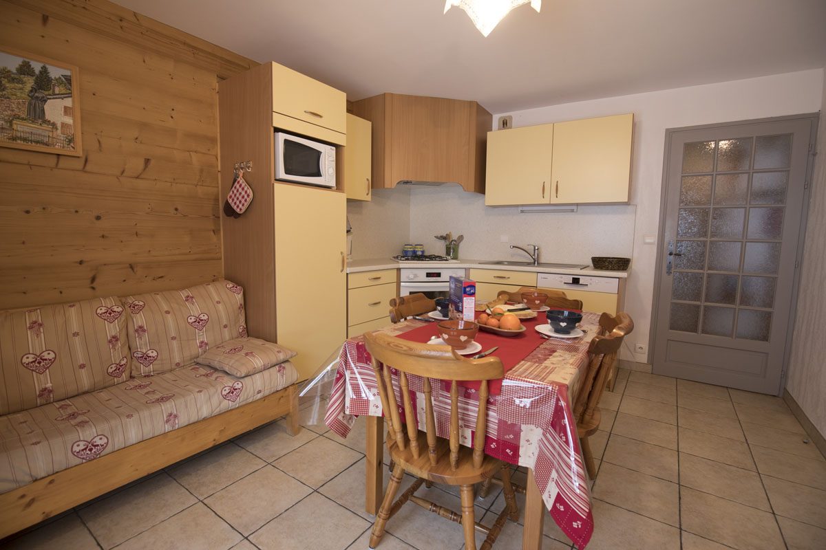 Gîte La Grande Casse — la cuisine lumineuse et équipée
