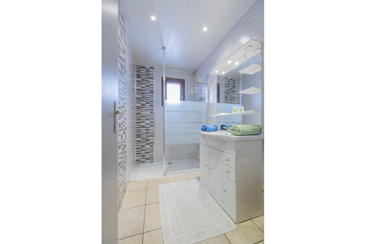 Gîte La Grande Casse — salle de bain avec douche à l'italienne