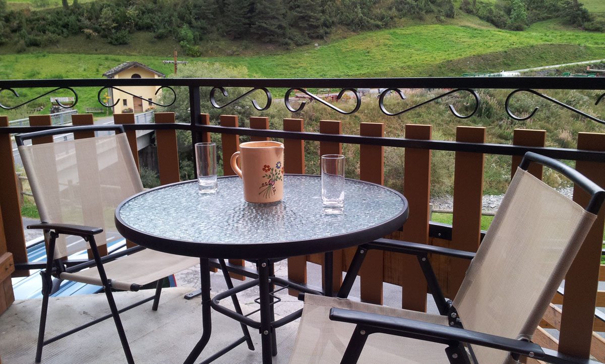 Gîte La Parrachée — vue du balcon sur la chapelle Saint-André et l'Arc