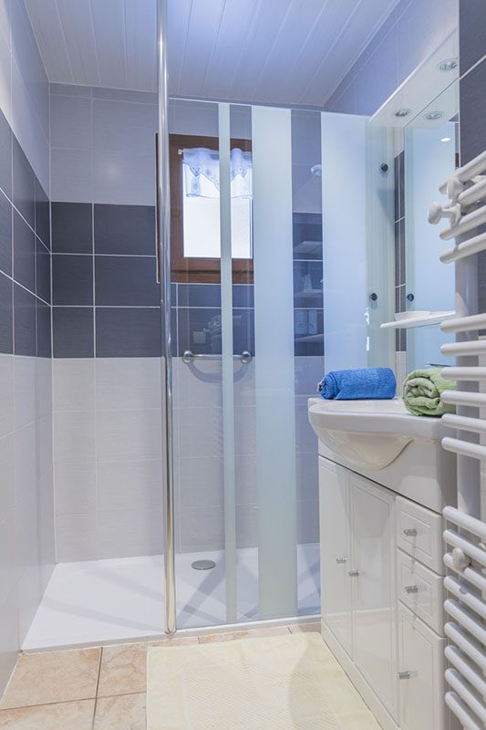 Gîte La Parrachée — salle de bain avec douche à l'italienne