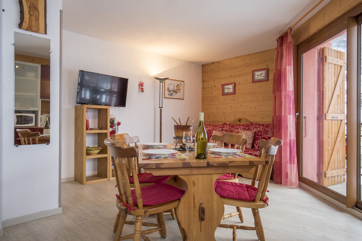 Gîte La Parrachée — le séjour avec banquette gigogne