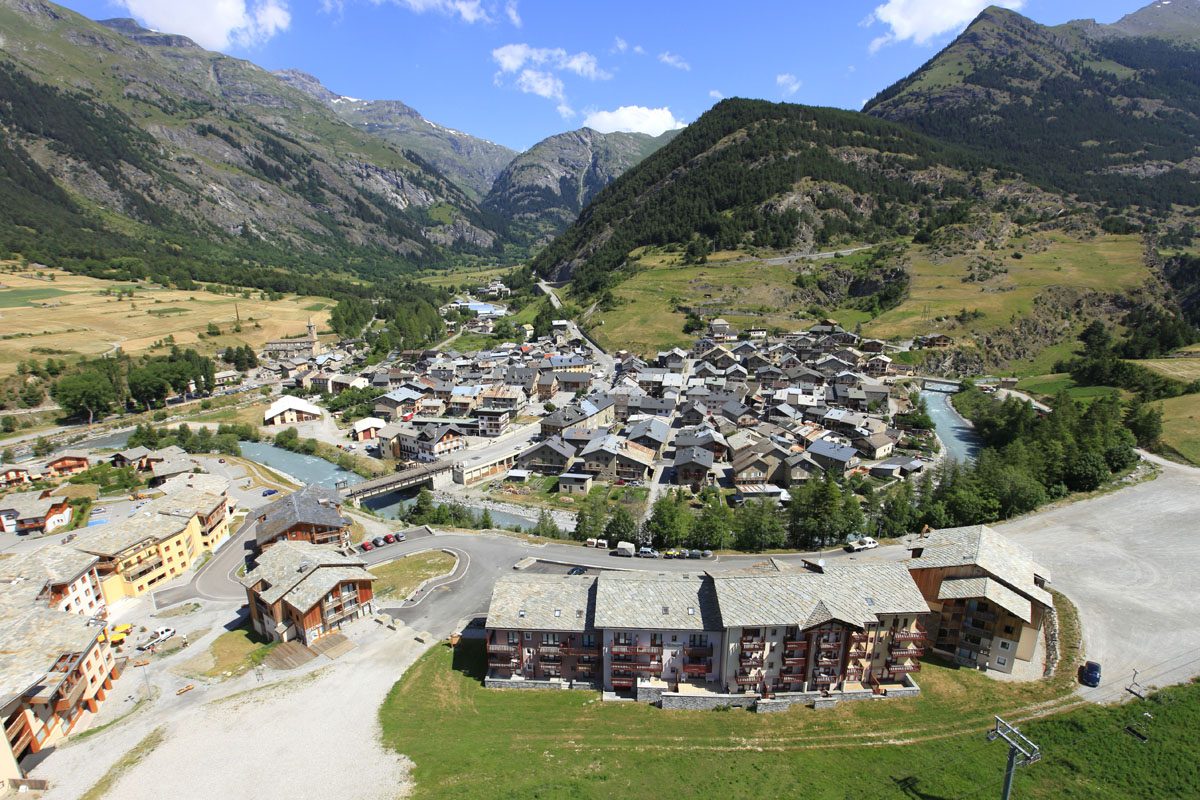 Le village de Termignon, la résidence Le Petit Mont Cenis au premier plan