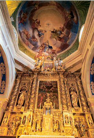 L'intérieur baroque de l'église de Termignon et son retable